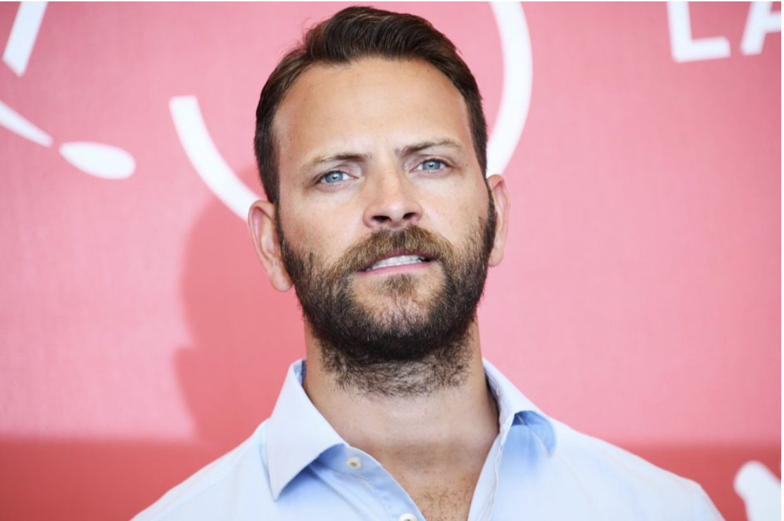 Alessandro Borghi accusato di sessismo non ci sta, la replica dell'attore furioso sui social