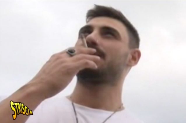 La foto segnalata dai fan e mandata in onda da Striscia