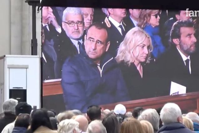 Conti, Clerici e Insinna in prima fila alle esequie di Frizzi