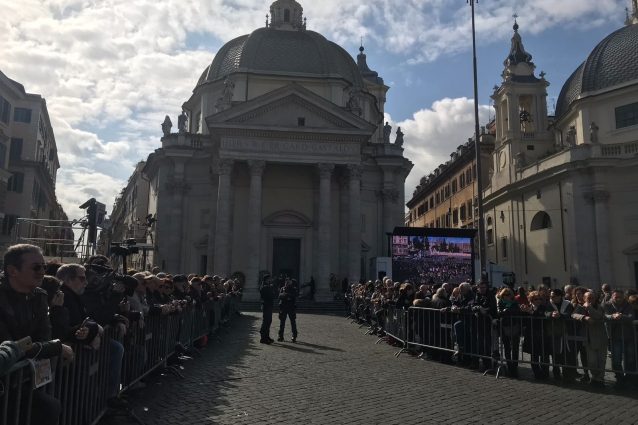 La folla in Piazza del Popolo a Roma per i funerali di Fabrizio Frizzi