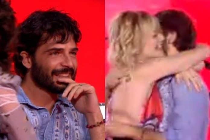 Laura Chiatti Canta A Mano A Mano