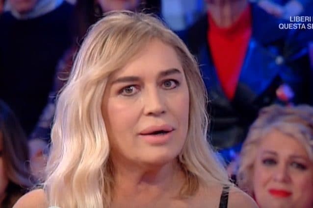 Lory Del Santo: "Sono nata in una stalla, a 19 anni fui arrestata". Poi piange per il figlio