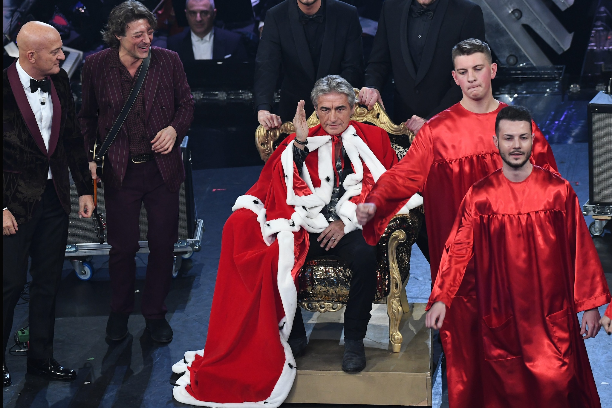 Ligabue sul trono a Sanremo 2019, parte la satira su Uomini e Donne over