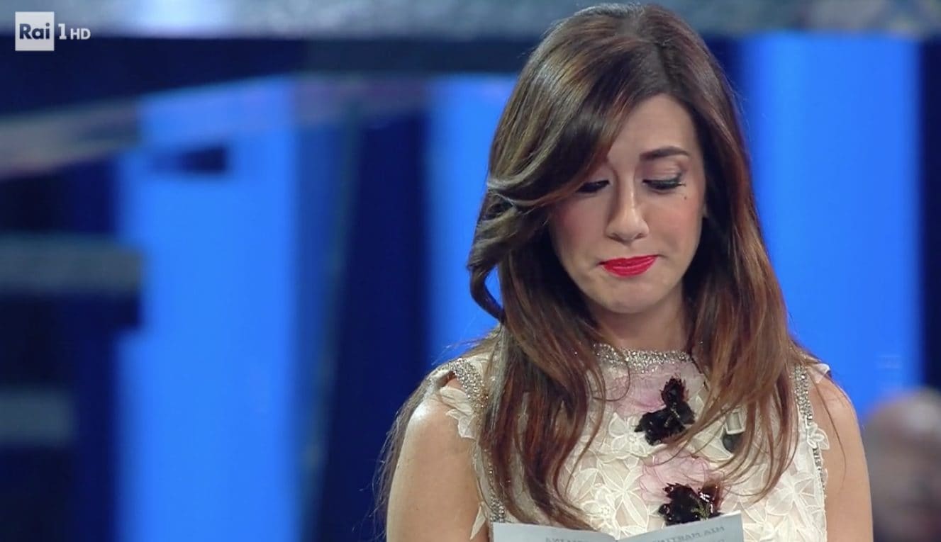 Virginia Raffaele legge il testo di 