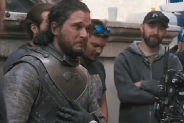 Le lacrime di Kit Harington sul set di Game of Thrones: "Siete la mia famiglia, amo questo show"