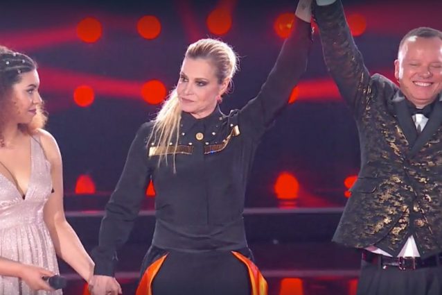 La Ventura "premia" D’Alessio, sul palco al posto di Carmen Pierri che, minorenne, non può andare in video dopo la mezzanotte.