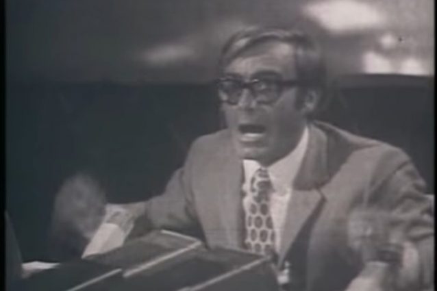 Tito Stagno, mentre pronuncia le storiche parole "Ha toccato!", annunciando così lo sbarco lunare.