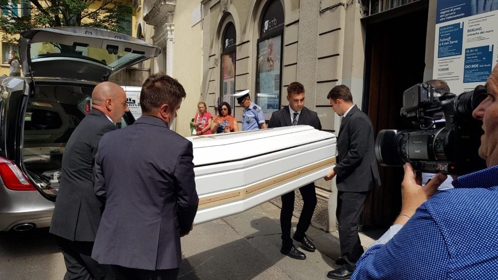 Aperta la camera ardente di Nadia Toffa a Brescia, commozione all'arrivo della bara Aperta la camera ardente di Nadia Toffa a Brescia, commozione all'arrivo della bara