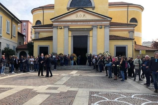 I funerali di Manuel Frattini oggi a Corsico, le immagini dell’addio alla stella del musical