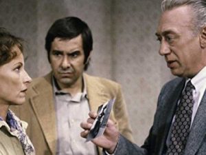 Gerd Baltus al centro, a destra l’ispettore Derrick (Horst Tappert)