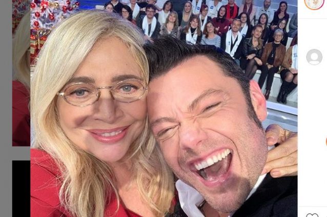 “Gay in Tv sì, ma non a Natale”, Mara Venier risponde a una fan difendendo Tiziano Ferro