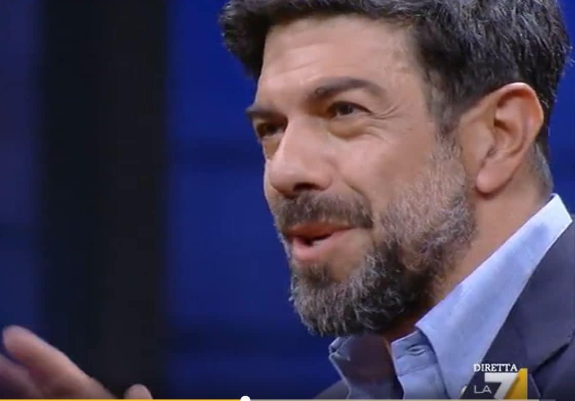 Pierfrancesco Favino a diMartedì: "Per Craxi la politica era la lettura del mondo"