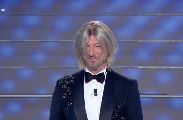 Amadeus alla finale di Sanremo 2020 con la parrucca di Maria De Filippi