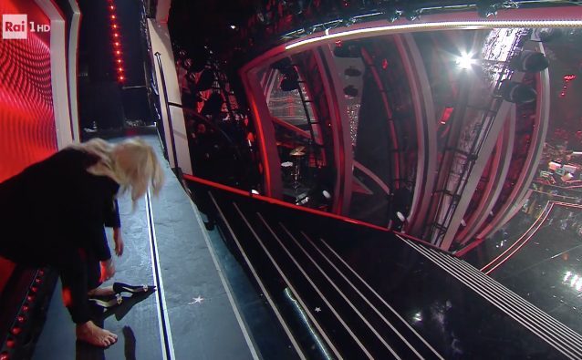 Mara Venieri arriva alla finale di Sanremo 2020 e scende la scalinata senza scarpe