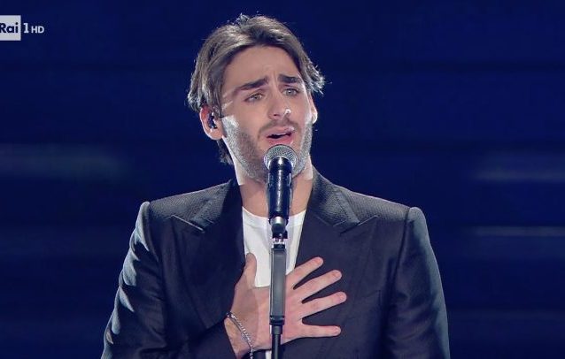 Alberto Urso canta "Il sole ad Est" a Sanremo 2020