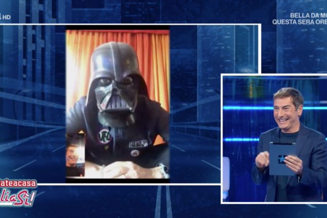 Fiorello a ItaliaSì mostra la sua mascherina, ma è quella di Darth Vader 2 Fiorello a ItaliaSì mostra la sua mascherina, ma è quella di Darth Vader 2