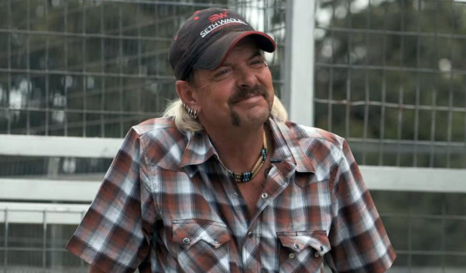 La storia di Joe Exotic, il Tiger King che ha chiesto la grazia dopo una condanna a 22 anni