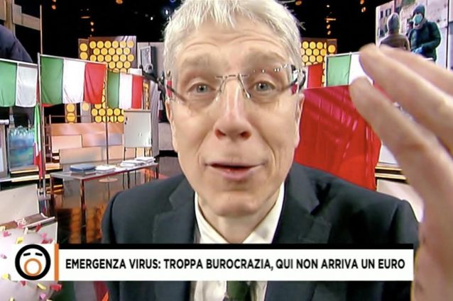 Giornalista di Fuori dal Coro e la troupe aggrediti da abusivi: “Hanno iniziato a picchiare tutti”