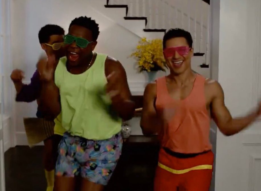 Mario Lopez nei panni di Slater rifà una delle scene più note di Bayside School nel teaser della nuova serie.