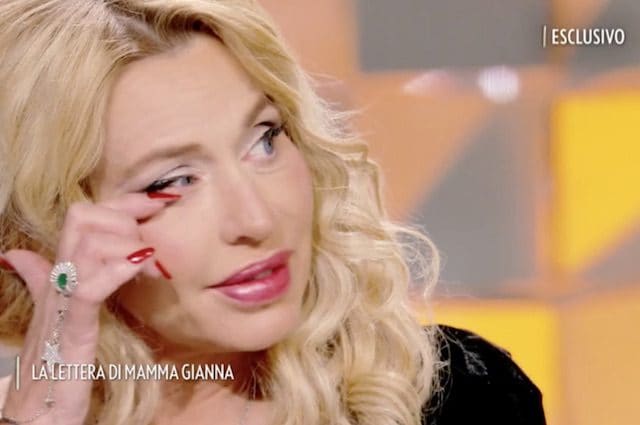 Le lacrime di Valeria Marini per la truffa alla madre: "Anche per questo non mi parlava più"