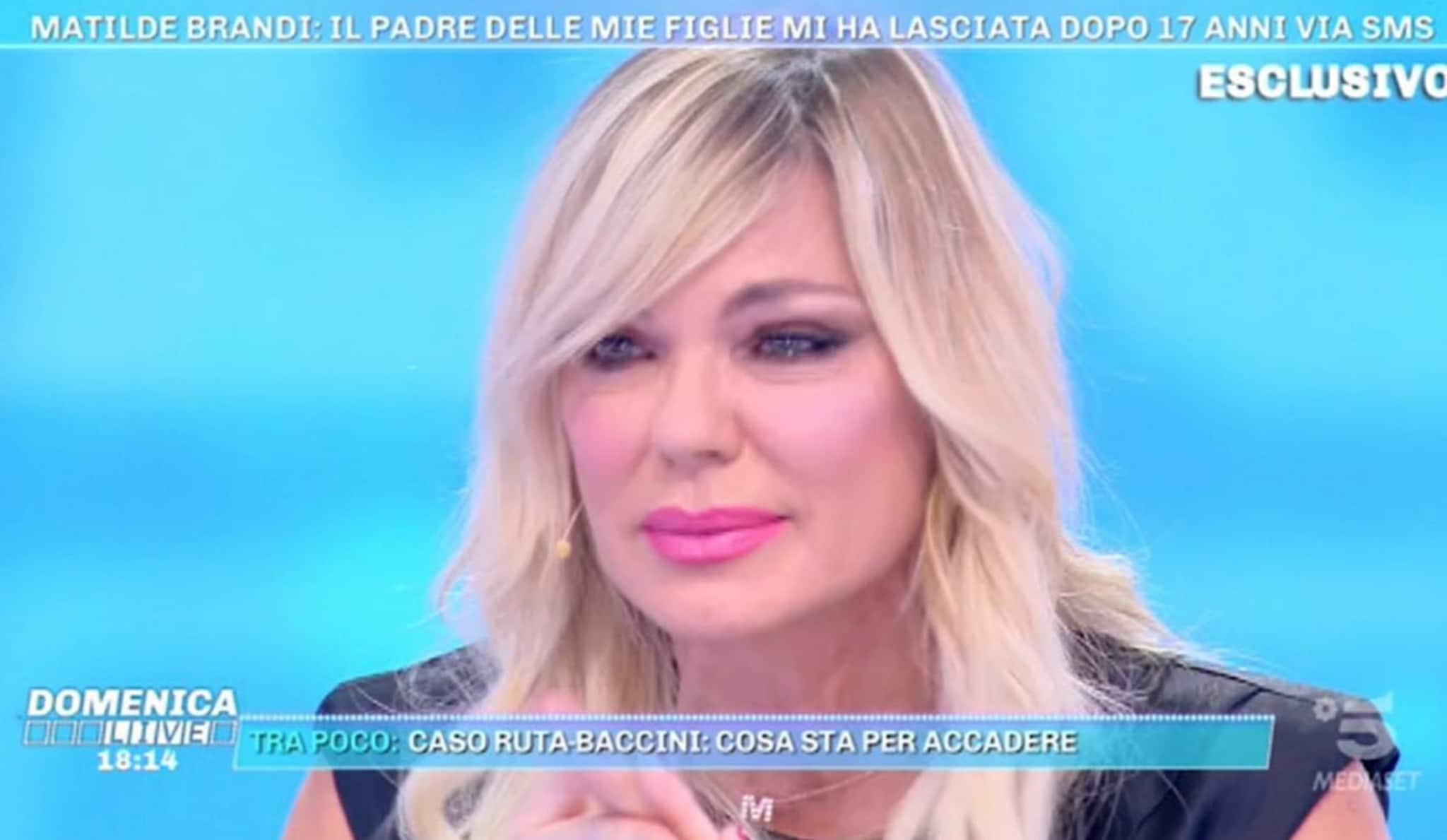 Matilde Brandi scoppia a piangere in diretta: "Sono stata lasciata da mio marito con un sms"