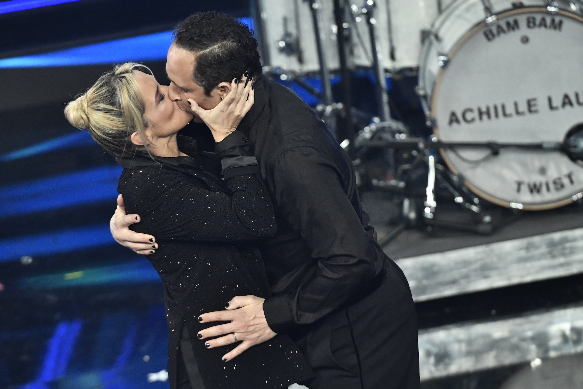 Il bacio di Claudio Santamaria e Francesca Barra a Sanremo è la normalità di cui abbiamo bisogno