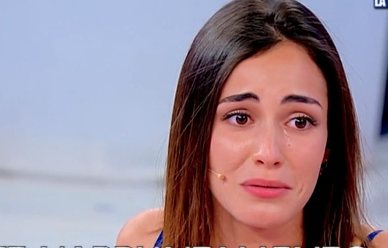 Uomini e Donne, Vanessa in lacrime per Massimiliano: "Per lui io non esisto"