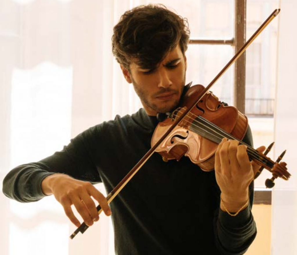 Giacomo Del Papa, attore e musicista che interpreta Lorenzo