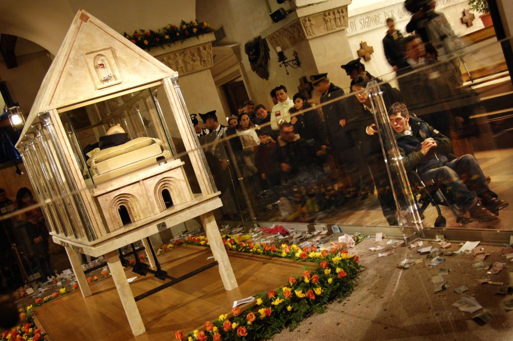 Le ceneri di Raffaella Carrà da Padre Pio: quando arriveranno nel