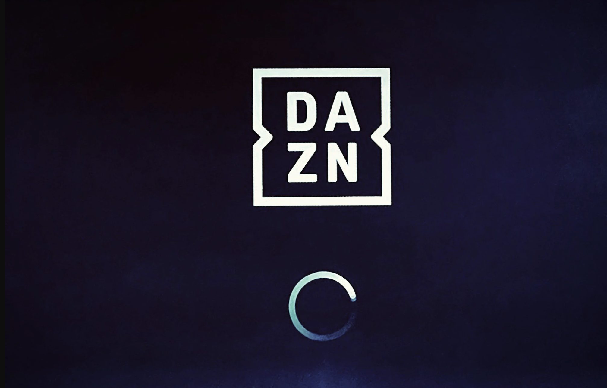 Dazn, duro intervento di Agcom: "Risolvere con urgenza i problemi tecnici"