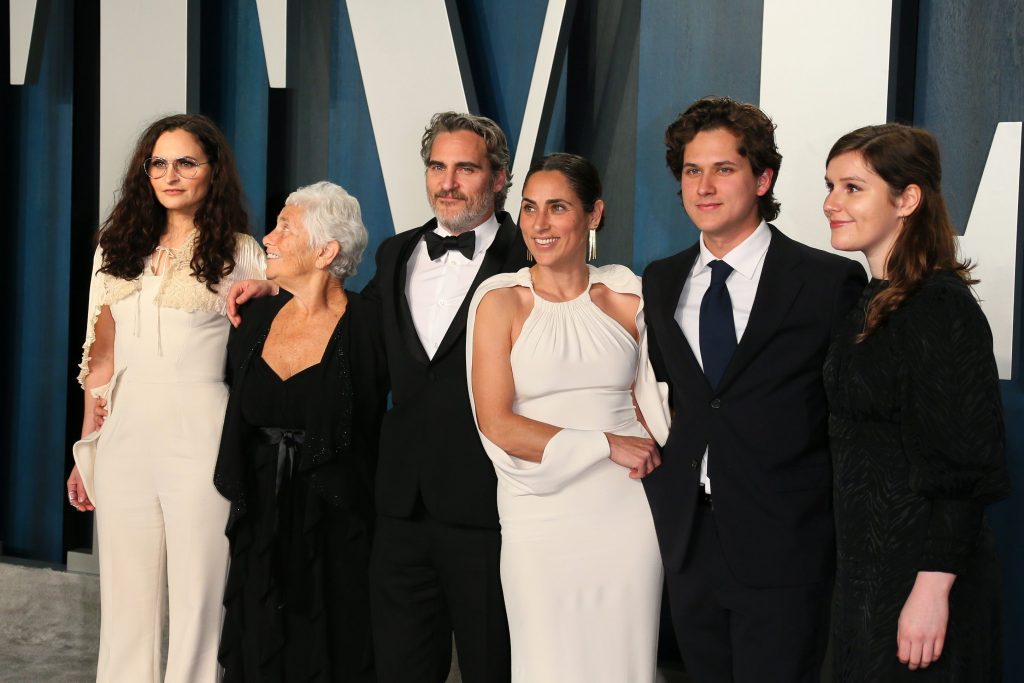 Oscar 2020: a destra di Joaquin Phenix la sorella Rain e la madre Arlyn Phoenix, a sinistra dell’attore la sorella Summer