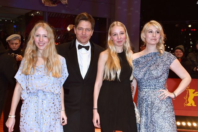 Thomas Vinterberg con le figlie Nana e Ida (a destra) con l’attrice Helene Reingaard Neumann