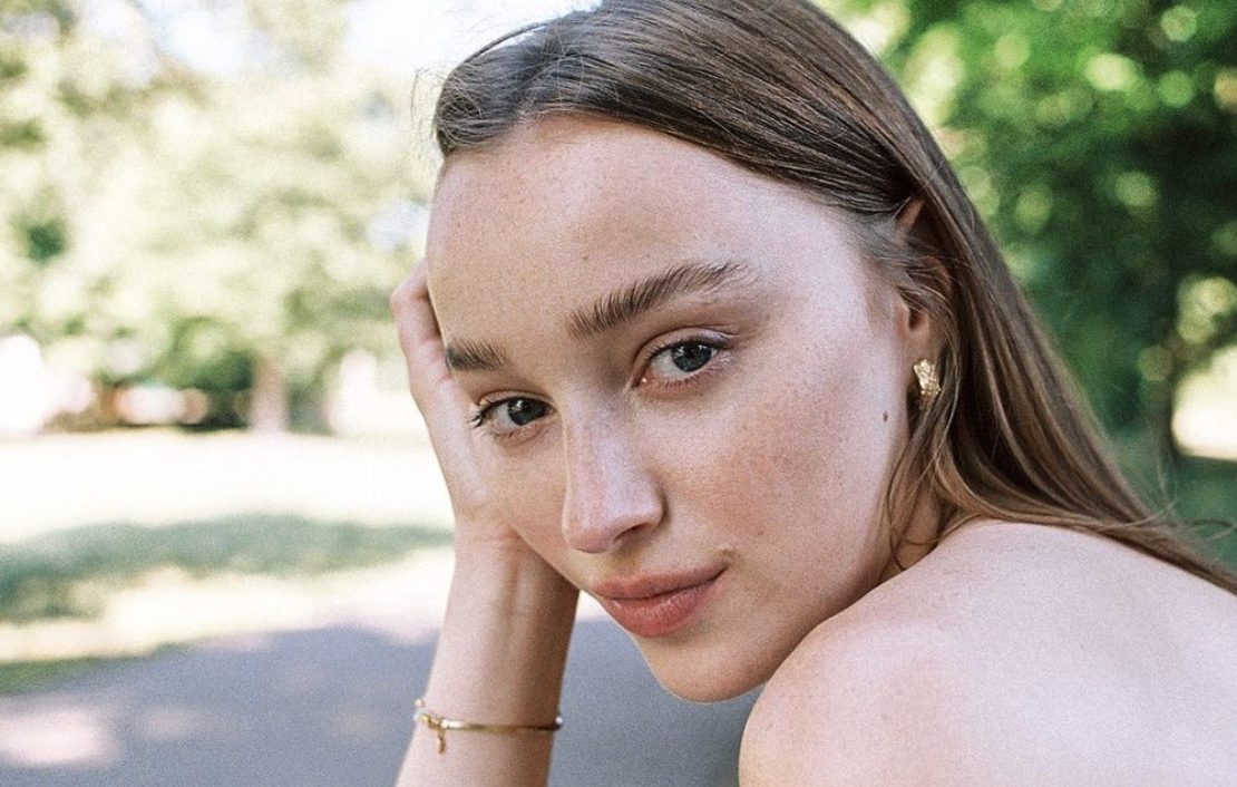 Phoebe Dynevor dopo Bridgerton debutta al cinema, ecco la prima foto dal set