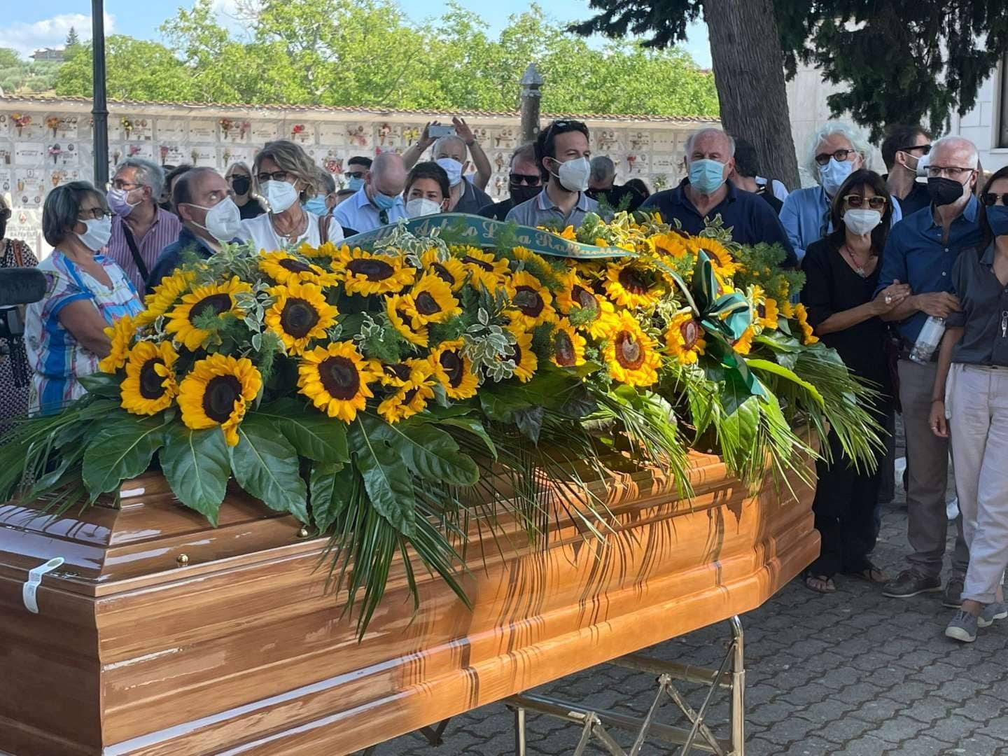 Commozione ai funerali di Libero De Rienzo: funzione intima e breve, la bara ricoperta di girasoli