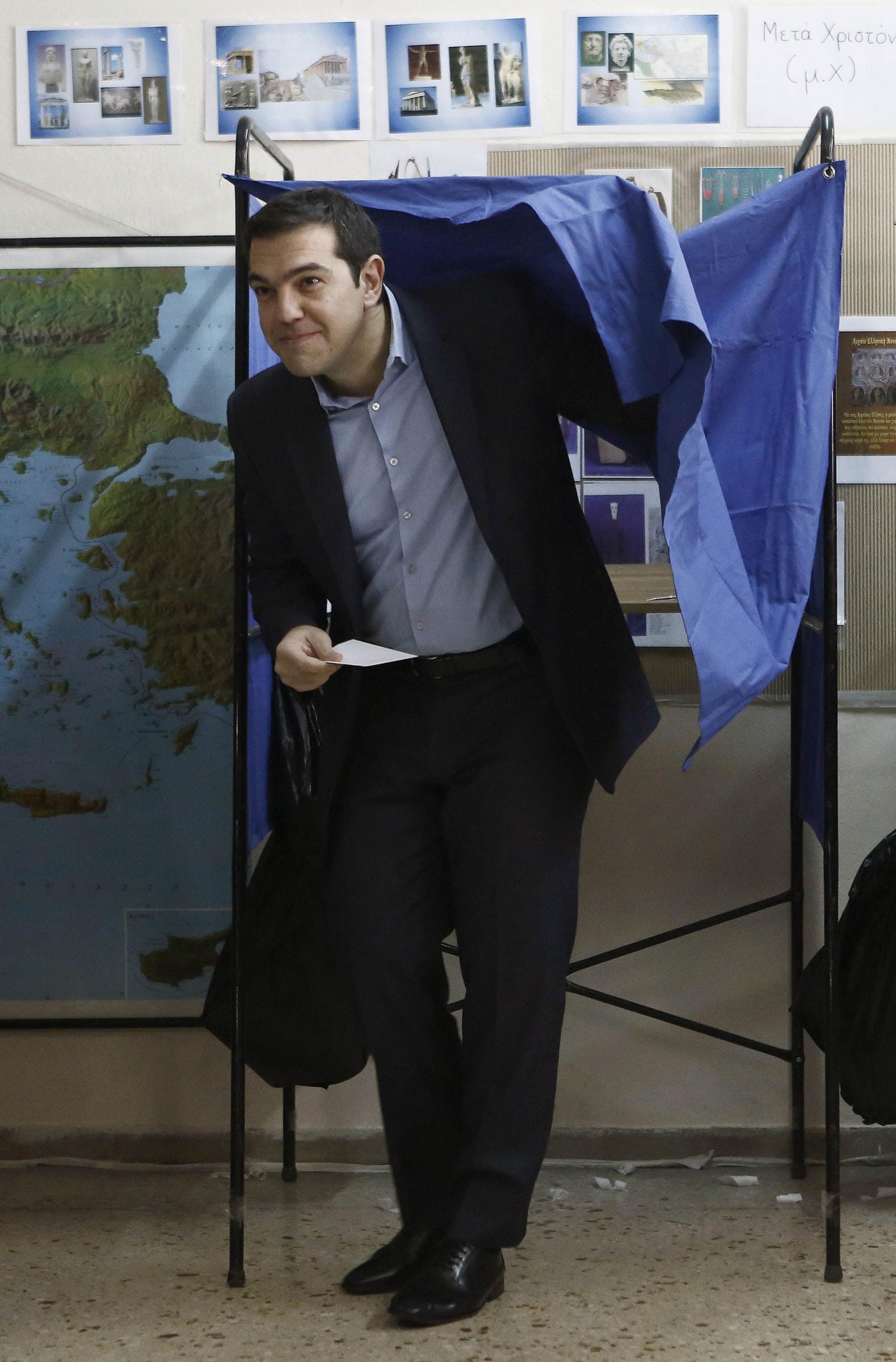 Tsipras esce dalla cabina elettorale