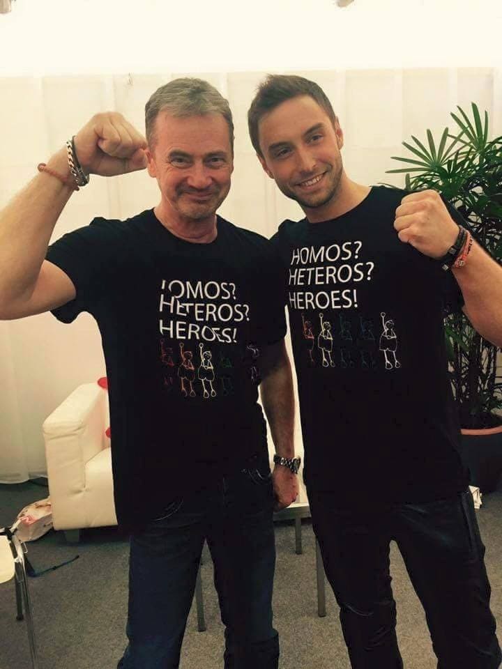 Mans Zelmerlow e Christer Bjorkman ("show producer" dell’Eurovision 2013 e "supervisor" del Melodifestivalen) indossano una maglia contro le discriminazioni. "Homos? Heteros? Heroes".