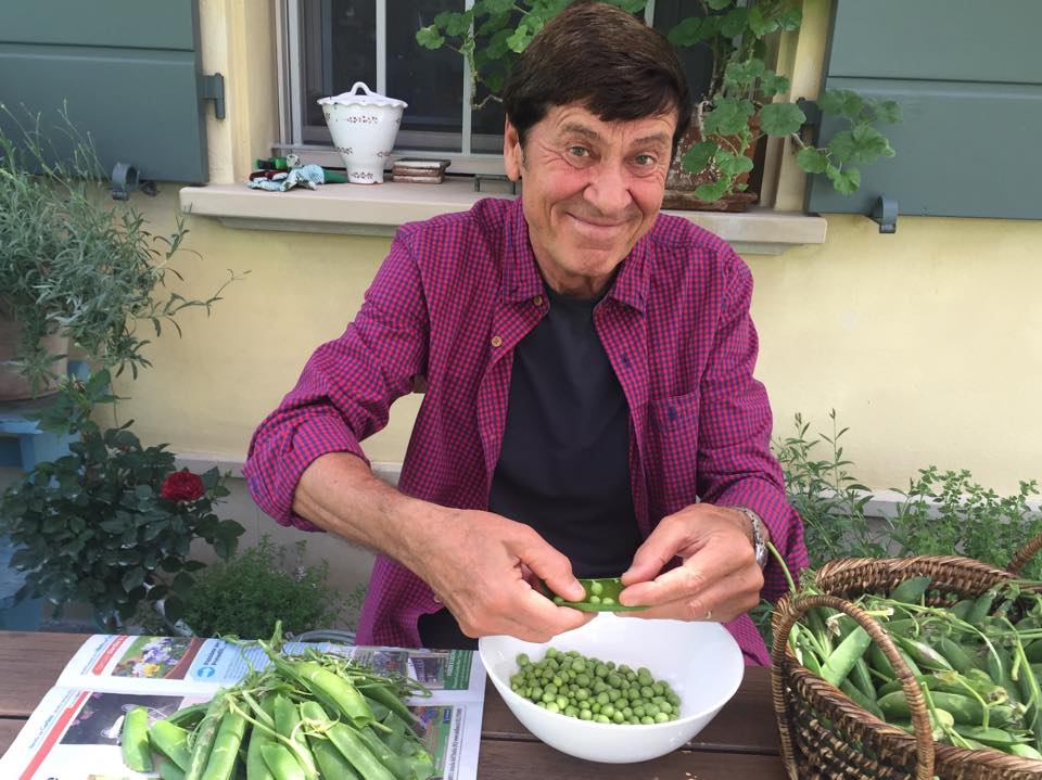 Gianni Morandi che sgrana piselli