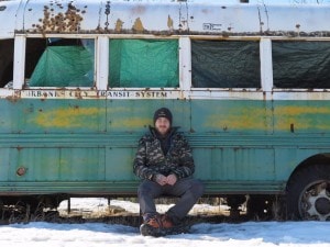 Edoardo di fronte al "Magic Bus" - Foto: Mente Nomade