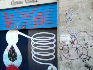 notare il cartello "Parlate piano…"