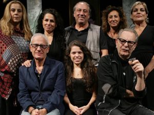 Elledieffe – La Compagnia di Teatro di Luca De Filippo / Teatro ElicantropoBORDELLO DI MARE CON CITTA’di Enzo Moscato, regia Carlo Cerciellocon (in o.a.) Fulvia CarotenutoAssuntaCristina DonadioMadaminaIvana MaioneCleòEnzo Moscatoil giornalistaSefora RussoBettiLello Seraoil CardinaleImma VillaTitinascene Roberto Crea costumi Alessandro Ciammarughi,suono Hubert Westkempermusiche originali Paolo Colettaluci Cesare Accettaaiuto regia Walter Cerrotta, Aniello Mallardo, assistente scenografo Michele Gigi, assistente ai costumi Concetta Nappi, direttore di scena Mimmo Pirolla, macchinista Mariano Giamè, realizzazione scene Retroscena, realizzazione costumi Costumi d’Arte, foto di scena Andrea Falasconi, segreteria di produzione Deborah Frate, produzione e amministrazione Alessandro Mattias, ufficio stampa Renato Rizzardi, consulenza organizzativa Natalia Di Ioriouna produzione Elledieffe e Teatro ElicantropoSi ringrazia il fotografo Peppe Del Rossi per la gentile concessione della foto in locandina elaborata graficamente da Alessandro Ciammarughi e di quella presente in scena.