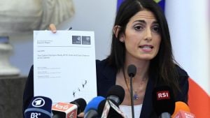 Virginia Raggi mostra la ricerca universitaria durante la conferenza stampa (credit photo: il corriere dello sport)