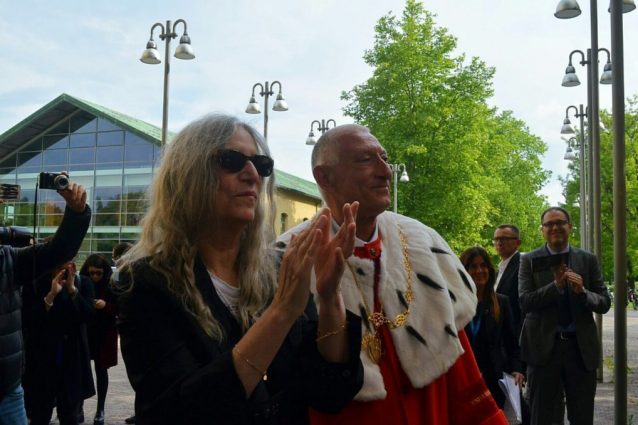 La Sacerdotessa mentre applaude i giovani studenti, tra cui Ettore Giannì e Sara Felline.Credit: ilcaffequotidiano.com