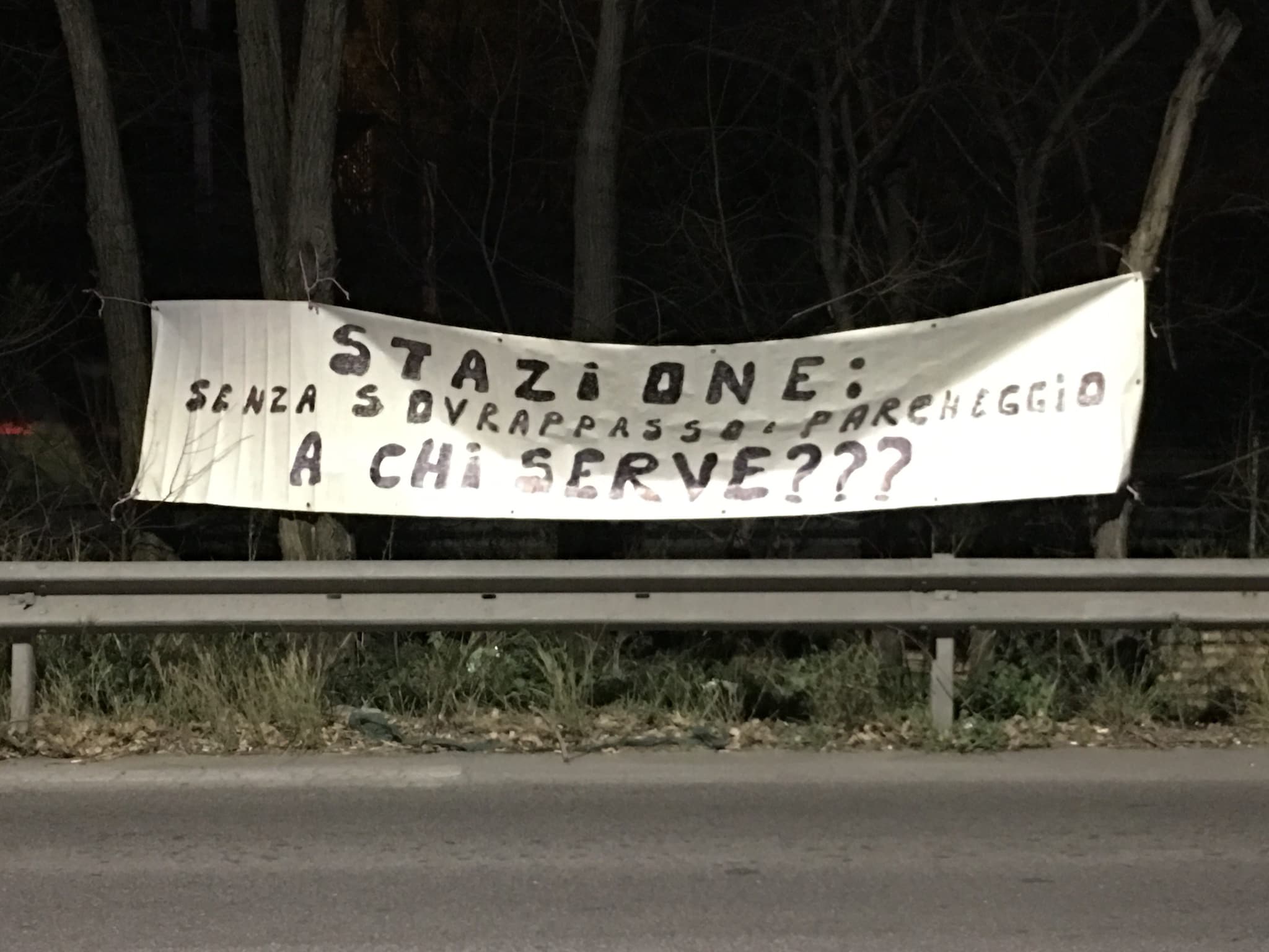 striscione fanpage angelo andrea vegliante acilia sud stazione roma lido dragona cittadini x municipio roma territorio jacopo innocenzi comitato cittadino di dragona passaggio sovrappasso
