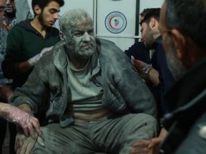 Un ferito siriano salvato dalle macerie arriva in un ospedale di fortuna nella parte orientale di Ghouta. Fotografia: Hamza Al–Ajweh / AFP / Getty Images