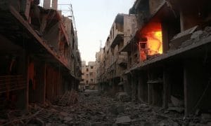Il fuoco si propaga in un edificio dopo un bombardamento. Fotografia: Qusay Noor / agenzia Anadolu / Getty Images