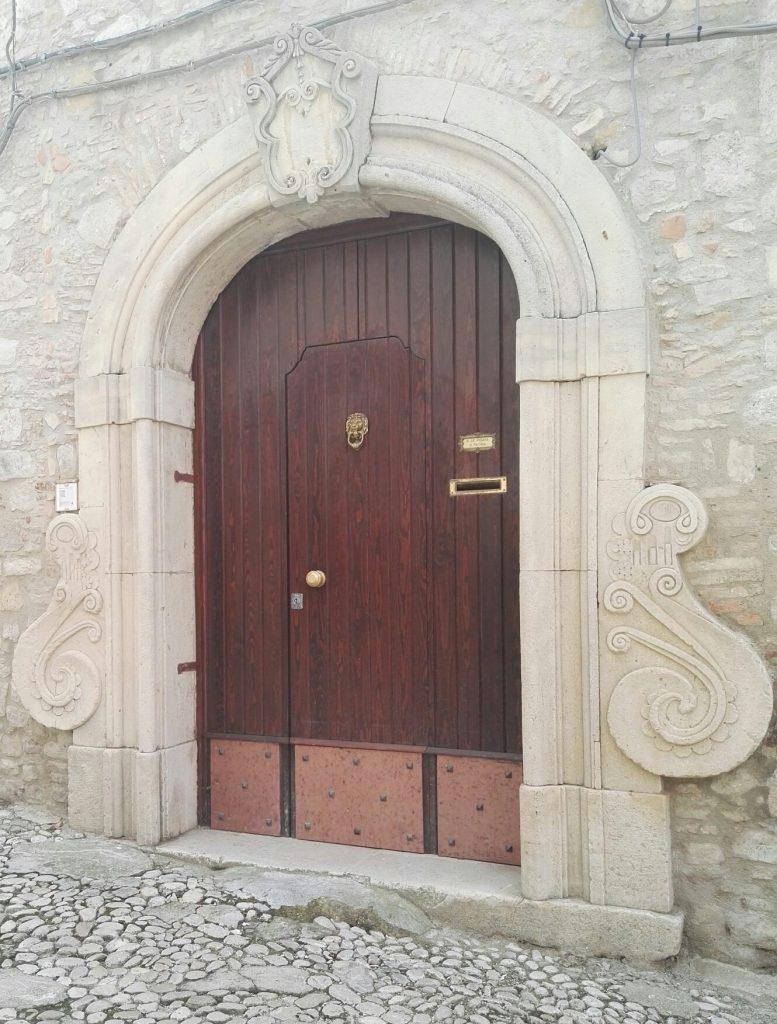 Uno degli 800 portali di pietra di un’abitazione del centro di Bovino