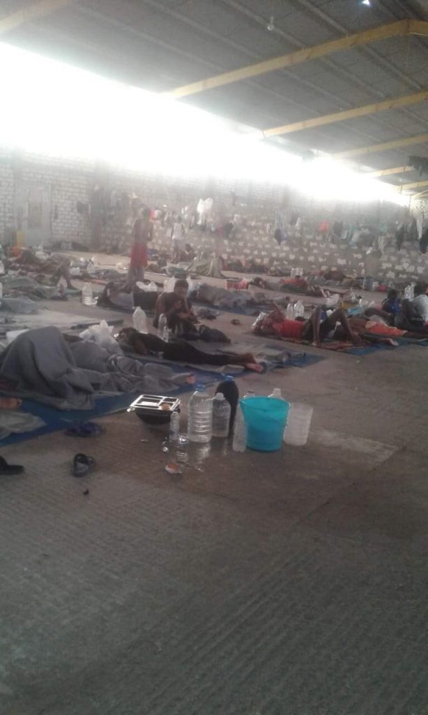 Le condizioni di via all’interno del Centro di detenzione Kesher bin al Kesher, a sud di Tripoli, dove D. è rinchiuso con circa 500 connazionali