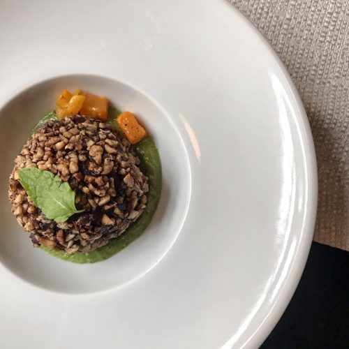 Un Rocher alla Picchiapò, pallina di bollito con panatura di nocciola su salsa di menta e basilico