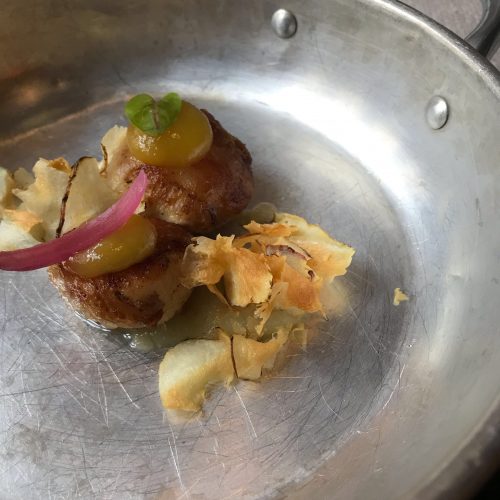 Capesante affumicate con guanciale, petali di tapinambur e maionese al mango