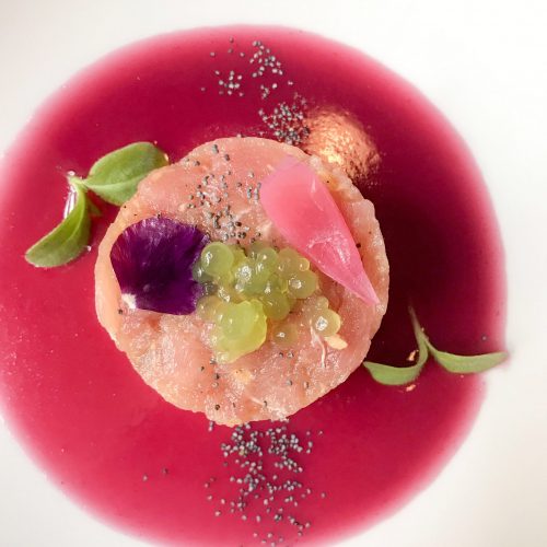 Tartare di tonno fresco, zenzero papavero, sferificazione di prezzemolo e estratto di cipolla rossa alla base del piatto